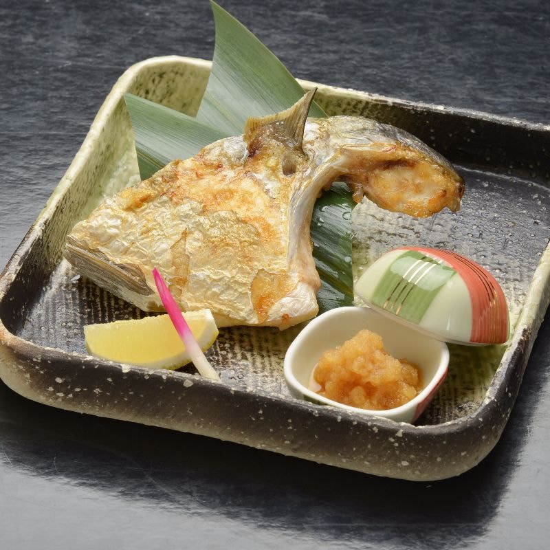カンパチ(またはブリ)かま塩焼き